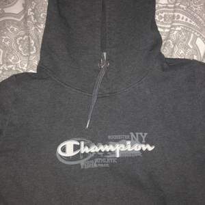 Mörkgrå vintage hoodie från champion som inte säljs i butik längre, väldigt bra skick💖