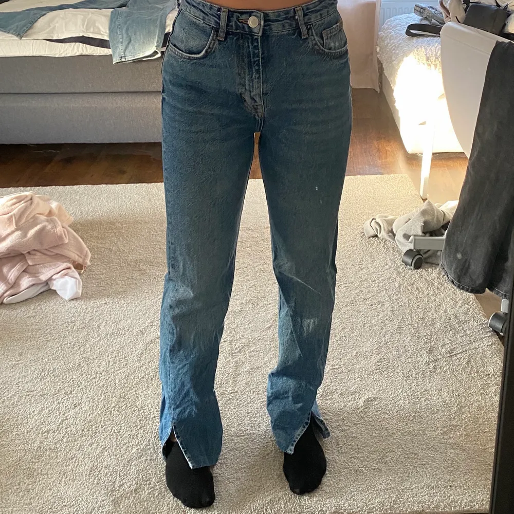 Blåa jeans med slits från pull&bear. Storlek 36. Inga slitage. Köparen står för frakt . Jeans & Byxor.