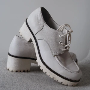 Vita skor - Frakt tillkommer 