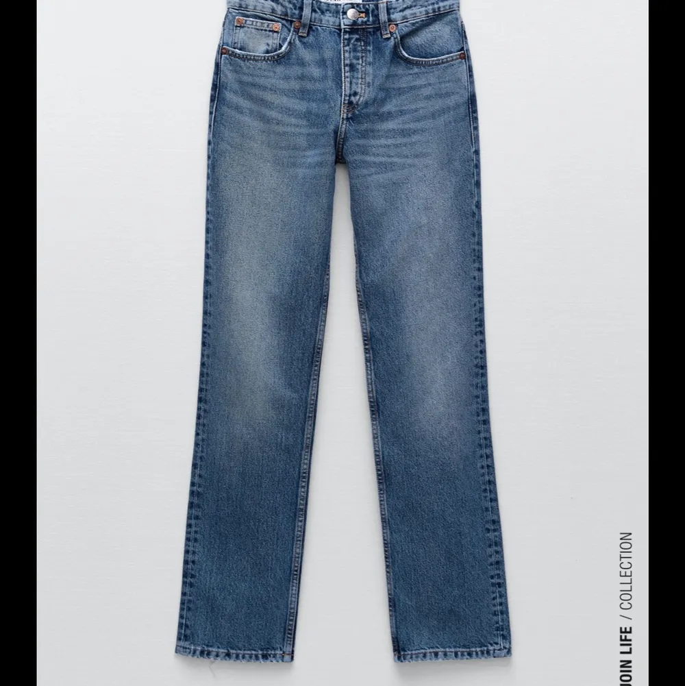 Säljer nu mina slut sålda jeans från zara modellen heter mid rise och är i storleken 34 men dem har tyvärr blivit försmå o kommer ej till användning längre. Använda ett fåtal gånger hör av er vid intresse och fler bilder💗💓 (Priset kan diskuteras). Jeans & Byxor.