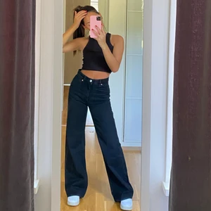 Jeans - Svarta jeans från Monki, modell Yoko storlek W24. Sparsamt använda