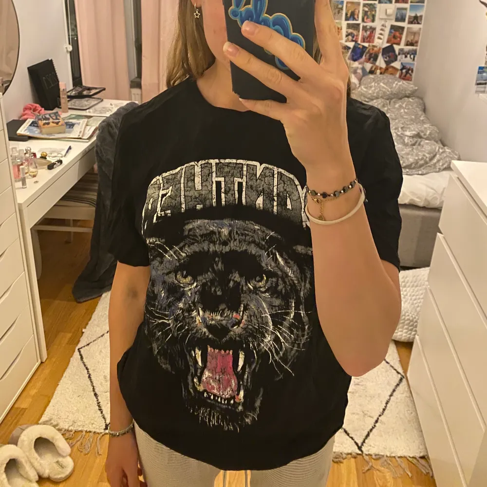 Superfin tshirt från Nelly💞 Kommer inte till användning längre tyvärr! Väldigt fint skick💜💜 Kan sänka pris vid snabbt köp🥰. T-shirts.