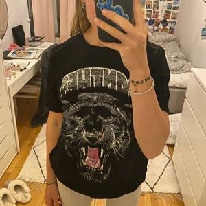 Cool tshirt  - Superfin tshirt från Nelly💞 Kommer inte till användning längre tyvärr! Väldigt fint skick💜💜 Kan sänka pris vid snabbt köp🥰