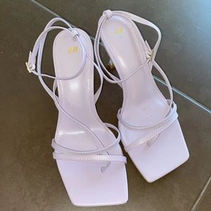 Klackarskor  - Säljer dessa skit snygga Klackarna från H&M som bara är använda 1 gång. De är i ett väldigt bra skick och så snygg lila färg. Klacken är ca 5-6 cm hög. Om man vill ha fler bilder skriv!😁💗