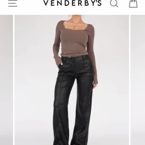 Venderbys pu byxor - läder/skinn byxor från venderbys. helt nya, inte ens testade eller upptagna från förpackningen då jag köpte fel storlek. Storleken är xs och de är långa i benen. Nypris 533 men jag säljer för 450+halva frakten. 