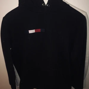 Tommy High Hoodie Storlek m - Säljer denna hoodie , herr från zalando. Storlek M. Finns Inga fläckar eller dylikt. Nypris 1499 kr. Priset kan jag ta med den som är intresserad först. 