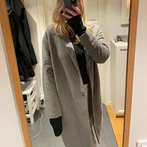 Grå kappa - Grå kappa i väldigt fint skick!❤️‍🔥 Storlek 40 men passar mindre också!! Skriv för mer bilder😁