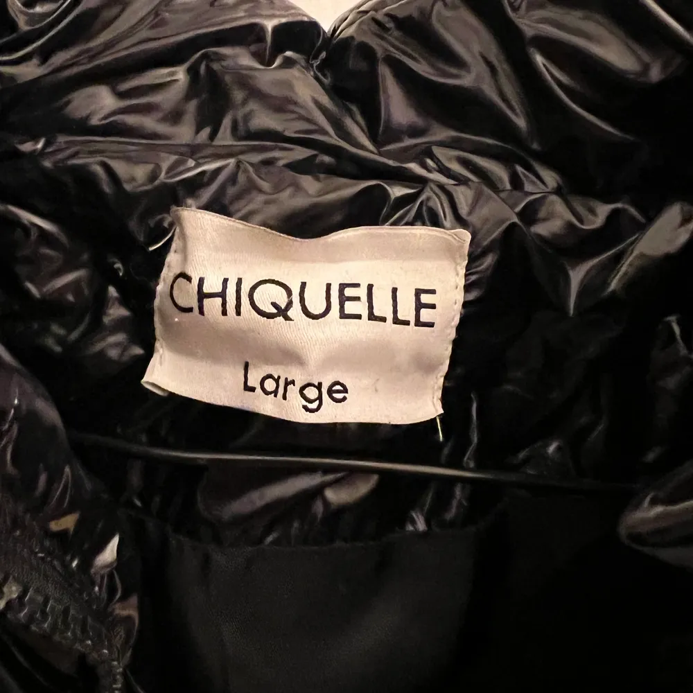 Säljer denna fina och sköna jackan från Chiquelle. Säljs pga att det inte riktigt är min stil längre. Annars jättefint skick. Finns i Karlskrona men kan även fraktas.🥰. Jackor.