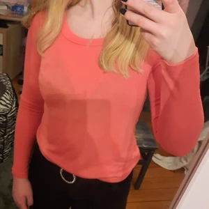 Korallfärgad Tröja - En korallfärgad tröja från Gina Tricot. Kommer tyvärr inte ihåg vad jag köpte den för med säljer den i alla fall för 45 kr + frakt. Har skrivit 0 på frakten för att jag inte vet vad frakten kommer att kosta. Samfraktar gärna. Hör gärna av dig om du har några frågor eller vill ha fler bilder. Jag svarar så snabbt jag kan.