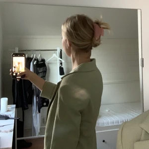 grön kavaj  - Fin ljusgrön kavaj, som bara används 1 gång är i ett jätte bra skick och gillar verkligen färgen 💚