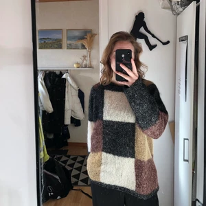 Stickad tröja - En stickad tröja i storlek L men skulle mer säga M som jag säljer för 80kr+frakt. Den är lite stickig men funkar om man har en tröja under! Hör av dig om du är intresserad!!🥳
