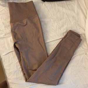 Träningstights  - Oanvända, passar S-M. Beigea jättefina i färgen. 