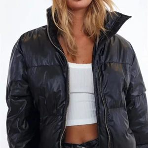 Jacka - En super snygg jacka från chiquelle som är helt slutsåld i denna storlek. Den är sååå fin, varm och trendig. Den sitter jätte bra på mig som är 167. Den är i mycket bra skick då den använts ett fåtal gånger! Om du fler bilder på hur den sitter på mig är det bara att skriva privat till mig. Jacka är gjord av ett glansigt lack material som är sååå snyggt. BUDA TILL MIG PRIVAT💕💕