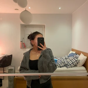 Tröja/kofta - Grå stickad kofta från NA-KD. Inte använd mer än 2-3 gånger😇💕