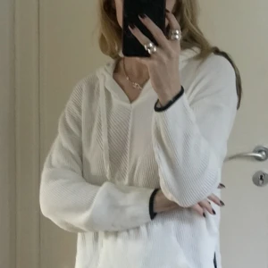 Hoodie - Tunn stickad hoodie, slits på sidorna och ficka. Aldrig använd