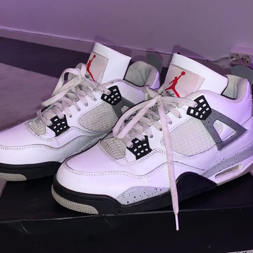 Jordan 4 cement, skick 7,5/10 storlek 43 har ej kvitto. Skor.