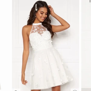 Vit klänning - Säljer min superfina Bianca skater Dress i storlek 34. Endast använd en gång, så den är som ny! Nypris är 1099kr på bubbleroom.