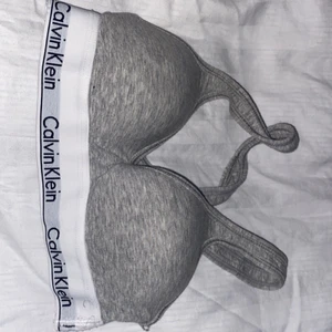 Calvin Klein bh - Säljer min fina Calvin Klein bh som är jätteskön verkligen men kommer ej till användning och är lite för liten för mig. Är som nyskick! Har ej använt så mycket🤍🤍 