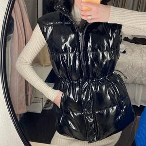 Väst - Intressekoll på min svarta lackväst från hm. Använd 1 gång 💖