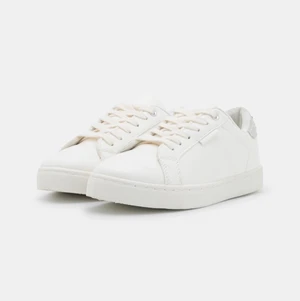 Skor!! - Skor från zalando!! Helt nya, aldrig använda❤️‍🔥❤️‍🔥Orginal pris 299! Säljer slut fort!  (Osäker på frakten, hör av dig om du är intresserad) 