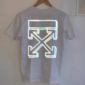 OFF WHITE T-Shirt som kan lysa under blixt/led ljus, size M. Passar som en oversized S. Direkt pris: 900kr