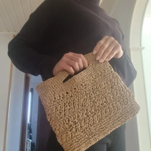 Virkad väska för surfplatta . - Virkad väska för surfplatta eller något annat.  Virkad med naturligt Raffia-garn.  Ser väldigt cool och praktisk ut.  Bra presentidé till någon eller dig själv. För att se fler bilder och videor, kolla in min instagram conto @din__sol. Betalning via swish.