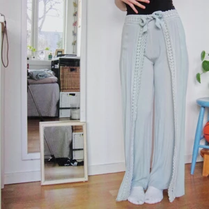 ✨🌱🧞bohemiska byxor🧞🌱✨ - ursnygga bohemiska byxor med knyte fram. stretchigt, bekvämt material och de går att knyta så tight/löst man vill o passar därmed många kroppstyper! kommer ångra att jag sålt dessa på sommarens hetaste dagar🔥🌞superfin ljusblå färg<3 PM för fler frågor/bilder