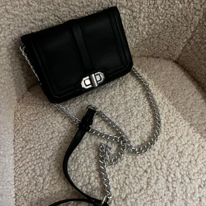 Väska  - Väska med silver detaljer, tror den är ifrån glitter men kommer ej ihåg 🖤 den är i nyskick då den inte kommit till användning så mycket! Frakt tillkommer på 51-66kr