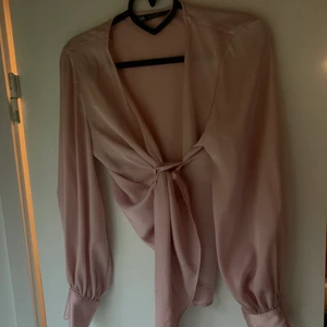 Blus - Super fin rosa blus som man knyter omlott!! Knappt använd!
