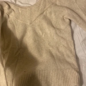 Stickad tröja - Jättefin stickad tröja använd 1 gång. I jättebra skick. Tveka inte vid frågor💓💓