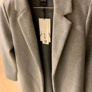 Grå kappa zara - Jätte fin grå kappa från zara som aldrig har kommit till användning, prislappen finns kvar!💕 