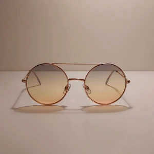 solglasögon - blåa/orangea solglasögon från lindex ☀️ använda några gånger men fortfarande i bra skick !! priset går att diskutera, så ge egna förslag 😇 om fler skulle vara intresserade blir det budgivning !!