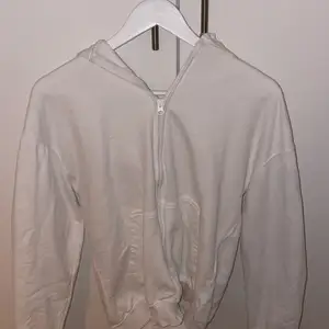 Super Nice vit zip hoodie kommer ej ihåg vart den är köpt ifrån. Jättebra att ha som basplagg och sitter super coolt. Skriv om du har frågor! :)