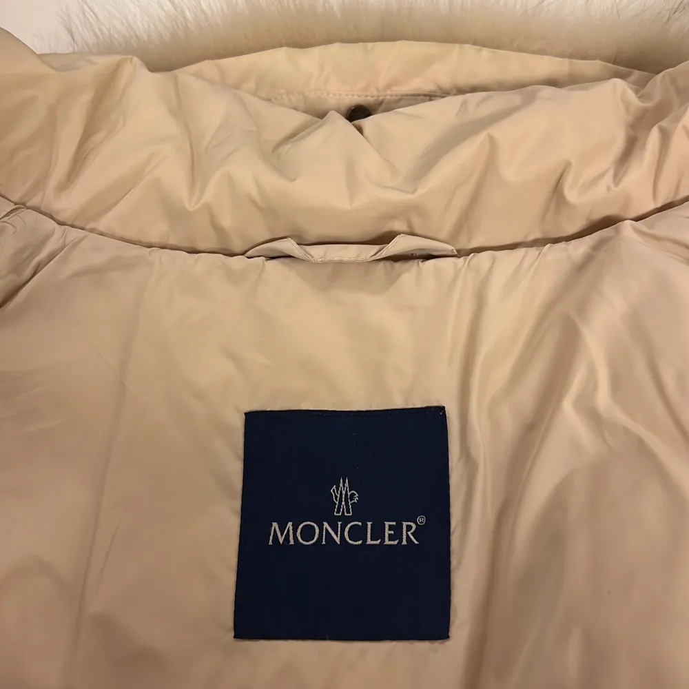 Moncler Jacka/ Kappa med päls, Beige. Jackor.