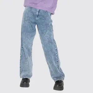 Vida unisex jeans från be wider. De är i tvätten som på första bilden. Knappt använda. (Köpa för ca 900kr)