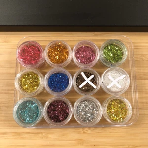 Glitter - Underbart fint glitter som passar till nagellack eller också sminket, det är bara fantasin som sätter stopp för vad man kan hitta på! 10kr/st eller 3 för 2:)❤️🧡💛💚💙💜