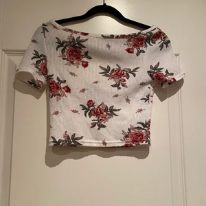 Somrig topp - Jättefin blommig topp! Andvänd ett fåtal gånger🌸 Storlek XS