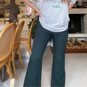 Mörkgröna kostymbyxor - Superfina mörkgröna kostymbyxor! Bra skick och skönt material. Sitter asbra överallt men är tyvärr lite för korta för mig som är 170cm. Skulle passa nån som är ca 165 (eller kortare) perfekt💚 (bilder från förra ägaren)