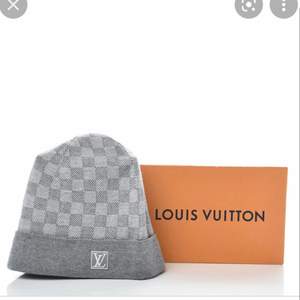 Ljusgrå Louis Vuitton mössa som är använd runt tre gånger, halsduken ingår inte, dm för fler bilder