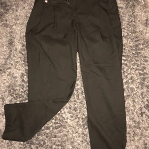 Kostymbyxor  - Svarta kostymbyxor från monki 