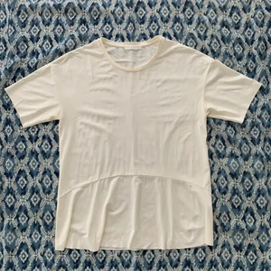 COS topp, strl S - Vit topp i silkeslent material från COS. Mycket bra skick. Storlek Small