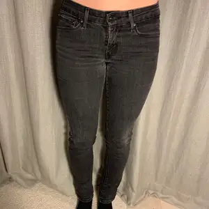 Stretchiga Levis jeans med låg midja. Storlek W27 L32, passar mig som är 165 cm!