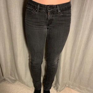 Grå Levis jeans - Stretchiga Levis jeans med låg midja. Storlek W27 L32, passar mig som är 165 cm!