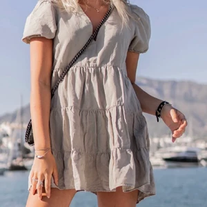 Klänning zara - Säljer denna linne volang klänning ifrån zara som e så snygg, men som inte kommer till användning längre, strl S-M. Köp direkt för 250kr 💞💞❤️ EGNEN BILD!