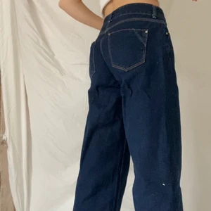 Mörka Jeans💙 - Jeans i dark denim, mörkblå. Loose fit, designen är avklippta i benen. De vita prickarna på bilderna är från telefonen, dessa är sparsamt använda utan några märken. 