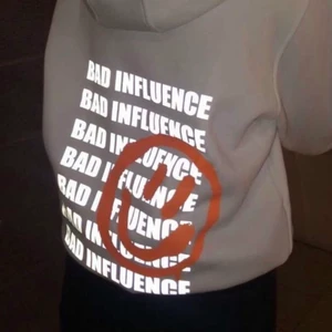 Hoodie från NO X LIMITE - En fin Hoodie som endast är använd några få gånger nypris är 500kr men säljer för 300kr och då ingår frakten. Den säljes billigt då det finns några smfläckar men dom är ej synliga vid bärning av plagget 