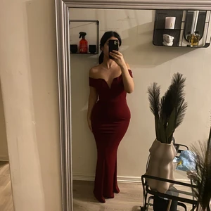 Maxiklänning/balklänning  - Denna klänning är endast använd en gång, köpt från prettylittlething i storlek UK 10 vilket motsvarar S/M. Vinröd färg. Jag är 168 cm lång och den har perfekt längd på mig. 