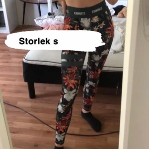 Stronger - Tränings set från stronger, båda i storlek S. Nypris tajts 699kr nypris sport-bh 299kr. Tajtsen endast använda två gånger. Sport bh några fler men inget som syns. Skicka för fler bilder!😍🥰❤️‍🔥