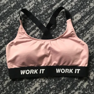 Rosa sport Bh - Rosa sport Bh med svarta detaljer från Lindex! Som i nyskick! Har lite paddings i 💞 Köparen står för frakt <3