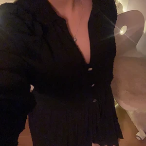 Svart Zara klänning - En snygg svart Zara klänning som passar till nästan alla tillfällen!